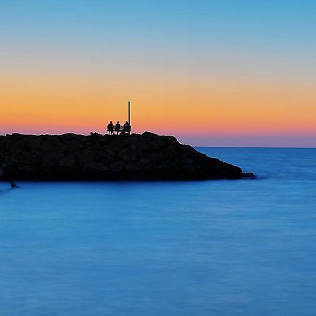 Amigo Hotel On The Beach 나하리야 외부 사진