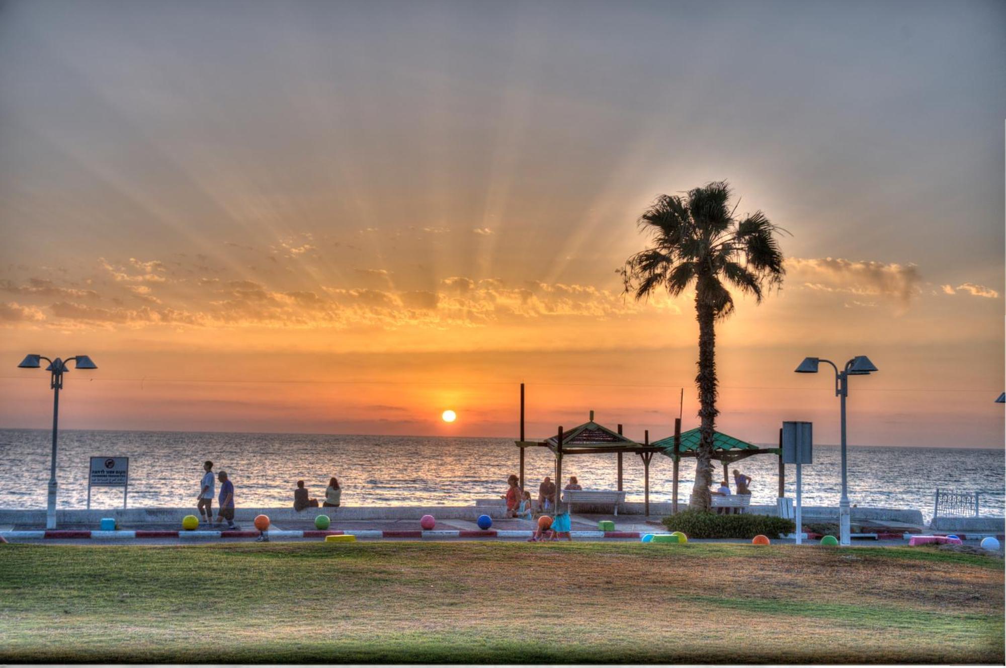 Amigo Hotel On The Beach 나하리야 외부 사진